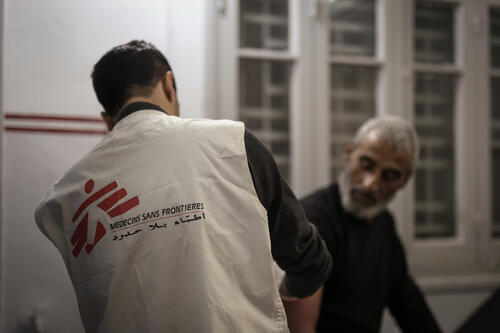 Dr. Khaled Al-Shawwa is performing a minor surgery at the MSF clinic in Gaza City.