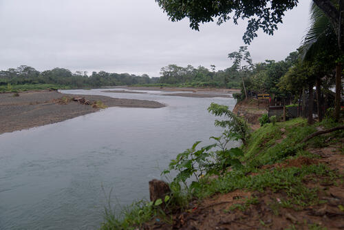 The Turquesa River flows through the village of Bajo Chiquito, in the Emberá-Wounaan comarca, or indigenous region, of Panama. Bajo Chiquito is one of the first populated places on the Panamanian side of the Darien Gap, a dangerous 60-mile (97-kilometer) stretch of roadless land that connects the North and South American continents between Panama and Colombia. Migrants heading north must travel for days through the jungle. They arrive in Bajo Chiquito either on foot, or, if they can pay a fee, by canoe for the last leg of the trip. Those piloting canoes have also rescued people in the jungle who were unable to continue the journey. Migrants arrive in Bajo Chiquito by the hundreds on a weekly basis.

El río Turquesa a su paso por el pueblo de Bajo Chiquito (comarca Emberá-Wounaan), en Panamá. Las personas migrantes que cruzan el peligroso Tapón del Darién, de Colombia a Panamá, llegan a Bajo Chiquito por decenas y centenares de forma diaria después de haber superado la selva. Llegan o bien caminando penosamente, o bien en ocasiones pagando un pasaje en piraguas capitaneadas por vecinos, que también tienen que realizar rescates de gente incapaz de seguir avanzando por la selva, a 3 o 4 días todavía de la población y cuyas vidas corren peligro.