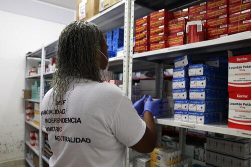 Asistente de farmacia en la sede de Médicos Sin Fronteras en Barbacoas, Nariño.