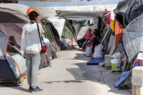 Restrictive immigration policies such as Title 42 have serious consequences on the migrant population. An example of this is the current situation in Plaza de la República in Reynosa, north-eastern Mexico, where more than 2,000 people from the Northern Triangle of Central America are living in tents in open air, in deplorable conditions of habitat and security, after being expelled from the United States when they were seeking protection. 
MSF provides primary health and mental health services, as well as support in providing clean water for the population in the Plaza de la Republica.