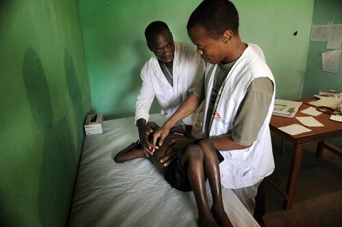 Doctors are examining a young boy. MSF runs a clinic in the small hospital in Guiglo. *** Local Caption *** Bien que les affrontements aient cessé, fin mars, dans la plupart de l\'Ouest du pays, des populations déplacées vivent toujours dans des camps, comme celui de la Mission catholique à Duekoue et celui de Nazareth à Guiglo, où MSF a ouvert des centres de santé.