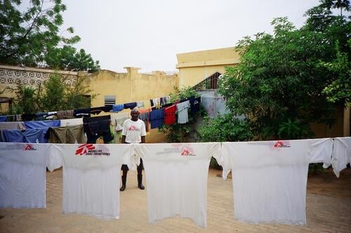  *** Local Caption *** Les equipes MSF prennent en charge les enfants severement malnutris : les CRENIs accueillent les cas les plus severes ; les centres ambulatoires permettent de suivre chaque semaine les enfants severement malnutris n'ayant pas besoin d'une hospitalisation et de detecter les nouveaux cas.<br> MSF staff take care of highly malnutrished children : CRENI's are taking in most severe cases. Ambulatory feeding programmes follows each week severly malnutrished children who do not need to be hospitalized and allows to detect new cases.