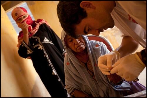 Dans sa clinique mobile de Shahbaz, le  Docteur Mauro donne ses consultations pour les déplacés, victimes des inondations.<br/>Pakistan - Suite aux inondations qui ont frappées, à partir de juillet 2010, successivement les provinces du Khyber Pakhtunkhwa, du Pendjab, du Sind et du Baloutchistan, MSF a mis en place une réponse d urgence pour venir en aide aux personnes sinistrées : consultations médicales, dispensaires mobiles, distribution d eau potable, activités d assainissement de l eau et distribution de biens de première nécessité. <br/><br/>Pakistan - Following the floods which stroke since the end of July 2010 successively the provinces of Khyber Pakhtunkhwa, Pendjab, Sind and Baloutchistan, MSF set up an emergency response to provide aid to affected people: medical consultations, mobile clinics, safe water distribution, water and sanitation activities and non-food items distribution.