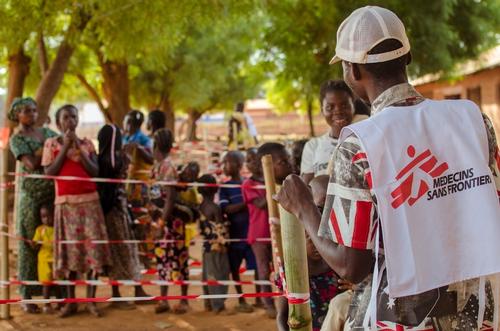 In February, the government announced measles, rubella and rabies epidemics. In response, MSF organised three mass measles vaccination campaigns for children under 15 in the town of Bria, at the displaced people camp in Batangafo, as well as in Batangafo town and the cities of Nzako and Bakouma. By the end of March, 33,000 children had been vaccinated.