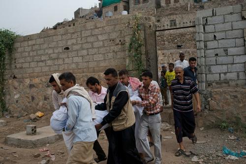 The family of Fakhira carries over her body to a local cemetery, after her house was hit by shelling on July 24, 2015 in Taiz, Yemen.
The Family gave their consent.