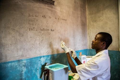 MSF also supports the CAR’s National Program, which is supposed to vaccinate all children following a predefined timetable. Unfortunately difficulties of access, the failures of the health system and the recent upsurge in violence have long interrupted the program.