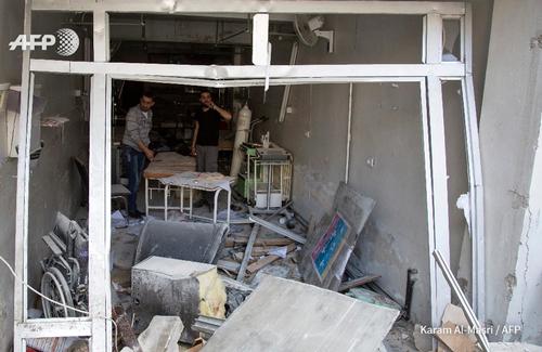 A picture taken on April 28, 2016 shows Syrian men inspecting the damage at the Al-Quds hospital building following reported airstrikes on the rebel-held neighbourhood of Sukkari in the northern city of Aleppo.
Doctors Without Borders condemned Thursday the "outrageous" air strike on a hospital it was supporting in the war-torn northern Syrian city of Aleppo, where doctors were among those killed. Local rescue workers said the overnight strike on the Al-Quds hospital  and a nearby residential building left 30 people dead. Among them was the only paediatrician operating in the rebel-controlled eastern parts of Aleppo city, they said. Doctors Without Borders, which is also known by the acronym MSF, said two doctors were among 14 people killed in the strike on the hospital. In an online statement Thursday, Doctors Without Borders (MSF) said it had been donating medical supplies to Al-Quds since 2012. MSF said it had been donating medical supplies since 2012 to the 34-bed Al-Quds hospital, where eight doctors and 28 nurses worked full time. Karam Al-Masri/AFP