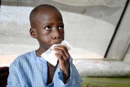 Bintou Kadiri, 8 years. It weighs 12.8 kg. His father is a farmer. His family lived in Kattere but she fled to Gajigana four months ago. Since one year, Boko Haram men came regularly to their villages to loot, but they never attacked the village. Therefore, people didn’t leave and the army is not present in the village. Boko Haram took their cows and 20 goats, together with food and money. In Gajigana, they live with relatives. Bintou is suffering from severe acute malnutrition (marasmus) and acute gastroenteritis, hypoglycemia and dehydration. He was hospitalized for two days to nutritional treatment center of Gwange in Maiduguri. The family left him with what remained of food, they had grown. But these reserves are coming to an end.