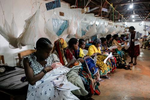 Sally Parker, MSF midwife, receives yet another pregnant woman at the MSF maternity. “Burundians are very stoic by nature. You will hardly ever hear them scream when they give birth, even though there is no epidural available here. Those who deliver for the first time might moan, but the tradition here is to stay silent.”
Mothers and their newborns stay only a few hours in the post-partum room. If there is no medical need for them or their baby to stay, they are directly sent home after having received supplementary vitamins. They will come back a week later for a medical checkup.
