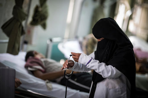 Kawkab Al Sarafi works as a nurse in the Emergency Room of the Al Koweit university hospital in Sana’a since 1 year. Since she started her job, she hasn’t been paid a cent. Kokab explains that she lives far away and has to walk to go to the hospital as most of the time she can’t pay for the transportation. When she doesn’t work at the hospital, she goes to the khat market to try to buy large quantities to resell it. « We are really poor, i live with my sister and sometimes we haven’t money to buy food », she added. Kokab is one out of thousands health workers who haven’t been paid since a year, when the government stopped paying the salaries of the civil servants.