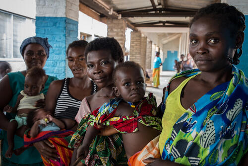 Four mothers posing in a corridor of the Hospital in Bili. All four of them are staying in the hospital with their child, that's suffering from a severe case of malaria. Since the beginning of the project in 2016, the pediatric ward already treated more than 4.000 cases of complicated/severe form of malaria.