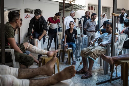 Gaza le 16 mai 2018, centre post opératoire de MSF. Chaque jour des blessés par balle de la grande marche du retour, viennent se faire changer les pansements.  Plus de 3600 blessés par balles sont à déplorer depuis le début de la grande marche du retour. Salle d'attente.

Gaza on May 16th, 2018, post-operating centers of MSF. Every day the wounded persons by bullet of the big walking of return, come to be made change bandages. More than 3600 wounded persons by bullets are to be regretted since the beginning of the big walking of return. Waiting room.