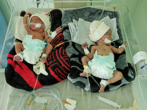 Two premature twins closely monitored at the neonates department of the MSF run “Mother and Child”. Public hospitals in the area is not fully functioning and the few private health facilities that are still running are inaccessible or unaffordable to many people. Taiz Houban. Yemen