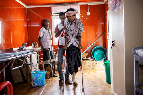 MSF Hospital in Mocha - Rehabilitation session.
Ali, 18, is doing re-education sessions twice a week at the MSF hospital in Mocha. He was injured in the explosion of a mine while he was in the fields of Mawza, east of Mocha.

Hôpital MSF de Mocha - Séance de réeducation.
Ali, 18 ans, fait des séances de rééducation deux fois par semaine à l’hôpital MSF de Mocha. Il a été blessé dans l'explosion d'une mine alors qu'il était dans les champs de Mawza, à l'est de Mocha.