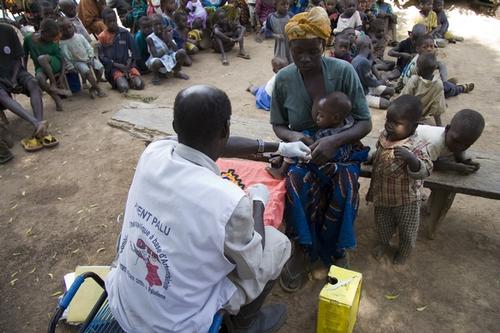 Due to the RST (Rapid Screening Test), Antoine can diagnose malaria and administrate the CTAS to all the children under 10 years’ old.  He must simply be capable of  distinguishing between the colours on which the diagnosis depends and be able to read and write. If the test is negative, he can refer the patients to the CSCOM of the health zone.