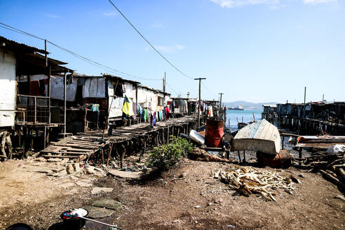 Outreach workers talk to communities in Port Moresby tell them about tuberculosis, the symptoms and the treatment. Health talks are organised on a regular basis to reach more people.