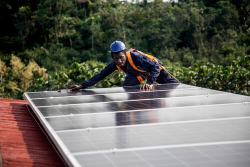 MSF has settled a solar panel system at the General Hospital of Kigulube in Sud Kivu to give autonomy to the health structure for the next 20 years.