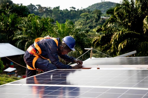 MSF has settled a solar panel system at the General Hospital of Kigulube in Sud Kivu to give autonomy to the health structure for the next 20 years.