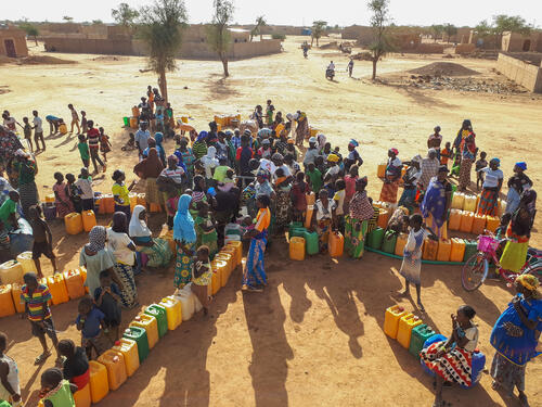 Water distribution in Djibo. The site was not yet installed but as the populations needed water urgently, MSF teams made the distribution from the truck.