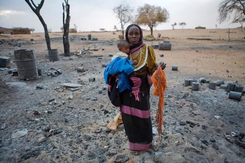 On the former market Shegeg Karo, located between picturesque orange sand dunes in North Darfur,  Aziza Tahir Hassim (28) is still walking around the market with a lot incomprehension. In this last bombing which cost the life of 12 people, half of them where 
children between 5 and 11 years old. More than 30 people were heavily injured. During that day the plane bombed 17 bombs. People from Darfur don't know where to go anymore.  Foto:Jan Joseph Stok<br/><br/>À l'ancien marché Shegeg Karo, situé entre les pittoresques dunes orange du Nord Darfour, Aziza Tahir Hassim (28) se balade encore autour du marché avec beaucoup d'incompréhension. Au cours du dernier bombardement, qui a pris la vie de 12 personnes dont la moitié étaient des enfants de 5 à 11 ans, plus de 30 personnes ont été gravement blessées. Au cours de cette journée, l'avion a envoyé 17 bombes. Les gens du Darfour ne savent plus où aller maintenant.
