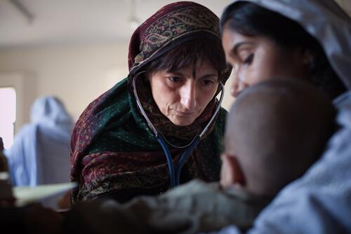 An expatriate MSF doctor examines a child at the MSF hospitalisation ward set up at the Mardan Medical Complex, Mardan, NWFP. Over 2 million people have been displaced since fighting began in Pakistan’s North West Frontier Province in August 2008. Just over 200,000 live in displaced families and the rest in host communities.