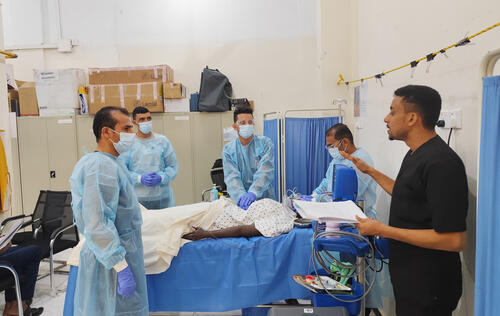 Trainees practice emergency patient assessment and stabilization techniques during a simulation session. The learning is part of the MSF Academy’s basic clinical nursing care programme.
Al-Hodeidah governorate – Yemen.