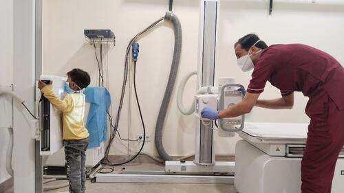 An MSF X-ray technician is performing an X-ray of a child at the MSF TB clinic in the Rural Health Centre Baldia, Karachi, during a check-up.