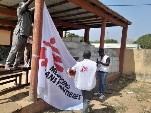 Logistics Supervisor Valentin and MSF Driver Abdel are raising the organisation's flag at the distribution site, which is a key step in raising awareness of MSF among the local population in an area affected by attacks from armed groups.


Valentin (Superviseur logistique) et Abdel  (Conducteur MSF) installent le drapeau de l’organisation sur le site de distribution, une étape clé pour faire connaître MSF aux populations dans une localité touchée par les attaques de groupes armés.