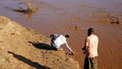 An MSF water and sanitation staff member collects water from the Shebelle River for testing in Kelafo district, Somali region, Ethiopia. Communities in the town now rely directly on river water after interruptions to the usual treatment process due to fuel shortages, increasing the risk of water-borne diseases.