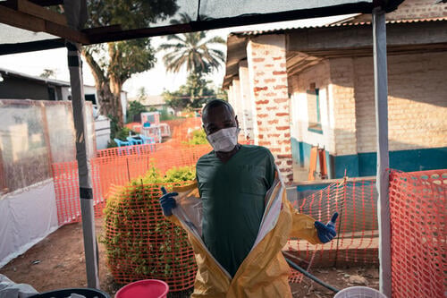 An MSF staff member carefully removes personal protective equipment while exiting the high-risk zone at the Ebola Treatment Centre at Mongbwalu General Hospital. Mongbwalu, Ituri Province, Democratic Republic of the Congo, 17 June 2026.