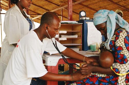 Le docteur Innocent Ntunzimbona en consultation.
Le centre de nutrition therapeutique de Maradi peut accueillir jusqu'a 250 enfants qui souffrent de malnutrition severe. Ils recoivent des soins medicaux et un regime alimentaire adaptes a leur etat de sante.
Depuis le debut de l'annee, plus de 3000 enfants severement malnutris ont ete admis dans le programme de prise en charge de malnutrition de MSF dans la region de Maradi, a l'est du Niger.

A doctor listens to the heart rate of a baby at the MSF Therapeutic Feeding Centre in Maradi, Niger