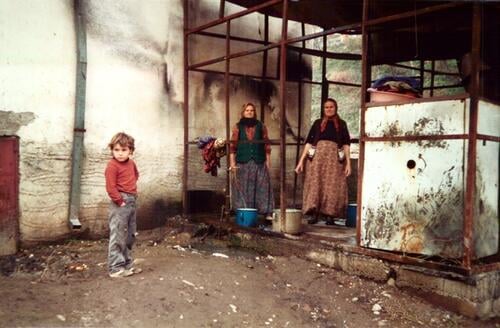 Gorazde. Un point d’eau, pres d’un centre de deplaces. MSF participe depuis la mi-1993, sous la coordination de MSF Belgique, a l’assistance medicale et chirugicale aupres des populations des enclaves de Srebrenica, Zepa et de Gorazde, en Bosnie orientale.