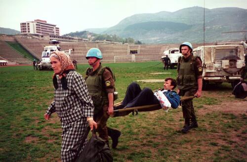 Gorazde. Blesse transporte en helicoptere par les Casques bleus. MSF participe depuis la mi-1993, sous la coordination de MSF Belgique, a l’assistance medicale et chirugicale aupres des populations des enclaves de Srebrenica, Zepa et de Gorazde, en Bosnie orientale.