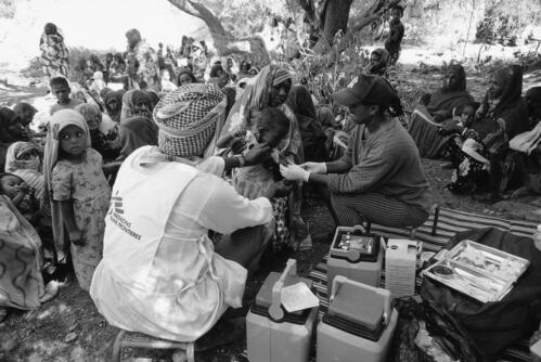 Vaccination campaign under a tree in a refugeecamp in the mountains. The next place to visit is a 12-hour walk away.   The war between Ethiopia and Eritrea made estimated 300.000 people to IDPs, a lot of them where in small camps in the mountains between Senafe and Adi Kai. A lack of clean water and big needs regarding Non Food Items were the biggest problems. So an MSF Team with a doctor or a nurse and a logistician went together with two translators, two donkey drivers and 4 donkeys in the mountains to visit 6 different IDP-camps and returned after 10 days.