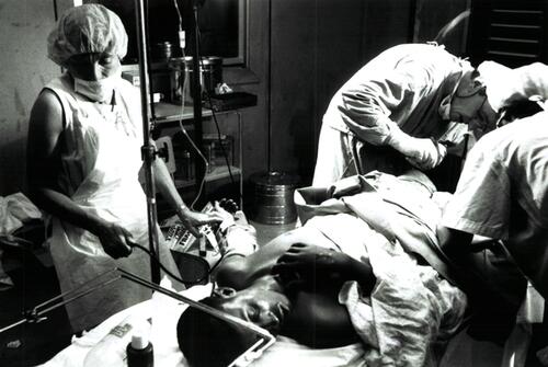 Mission chirurgicale d’urgence en situation de guerre civile. Medina Hospital, Mogadiscio.  Des le debut des hostilites a Mogadiscio, en decembre 1990, MSF a envoye une equipe medico-chirurgicale afin de porter secours aux nombreux blesses. L’equipe a ete contrainte d’evacuer a plusieurs reprises, mais depuis fevrier 1991 MSF a reussi a garder une presence permanente en Somalie. Ainsi, il a ete possible de rehabiliter le Medina Hospital (programme chirurgie de guerre et approvisionnement en medicaments), de mettre en place un programme “orthopedique” a l’hopital Benadir et de fournir un support logistique aux autres hopitaux de la ville et de la region.