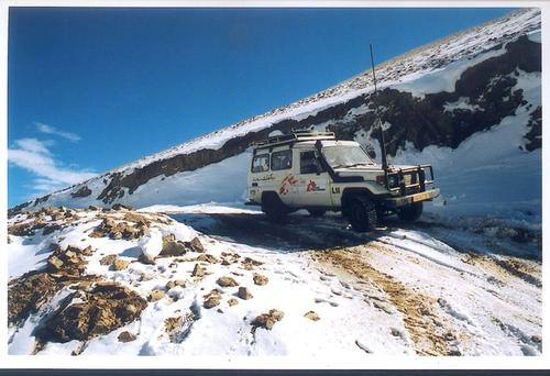 MSF team crossing the mountains.
passage de la toyota msf au col dans la neige