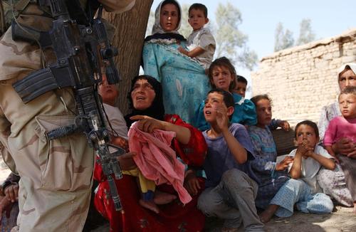 In Tikrit American soldiers are raiding peoples houses in search of wapens and suspected people.