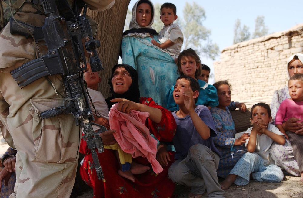 In Tikrit American soldiers are raiding peoples houses in search of wapens and suspected people.
