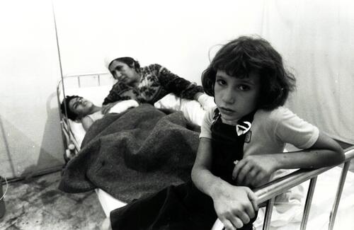 Beyrouth. Les equipes MSF menent des activites chirurgicales et de reeducation fonctionnelle aupres des blesses de guerre. A Beyrouth, les volontaires ont travaille d’abord dans differents centres de sante, puis dans un souterrain amenage en bloc operatoire.