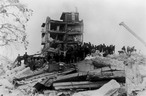 Tremblement de terre. Maisons detruites.  Le 7 decembre 1988 un seisme d’une puissance phenomenale bouleverse l’Armenie sovietique, tuant plus de 30.000 personnes et faisant des centaines de milliers de blesses. Les villes de Leninakan (30.000 habitants), Kirovakan (200.000 hab.) et Spitak (50.000 hab.) sont presque entierement detruites.