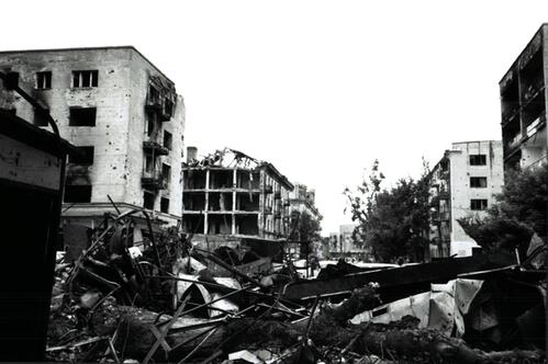 Grozny. Maisons detruites. Depuis le debut de la guerre en Tchetchenie en decembre 1994, MSF a ouvert un programme d’approvisionnement en medicaments et materiel medical d’abord dans la ville de Grozny, puis dans les hopitaux de regions, au fur et a mesure de la progression des combats. Par la suite des equipes MSF se sont installes dans deux hopitaux du sud de la Tchetchenie et dans l’hopital de Grozny; une aide a la reprise des activites des dispensaires a egalement ete fournie.